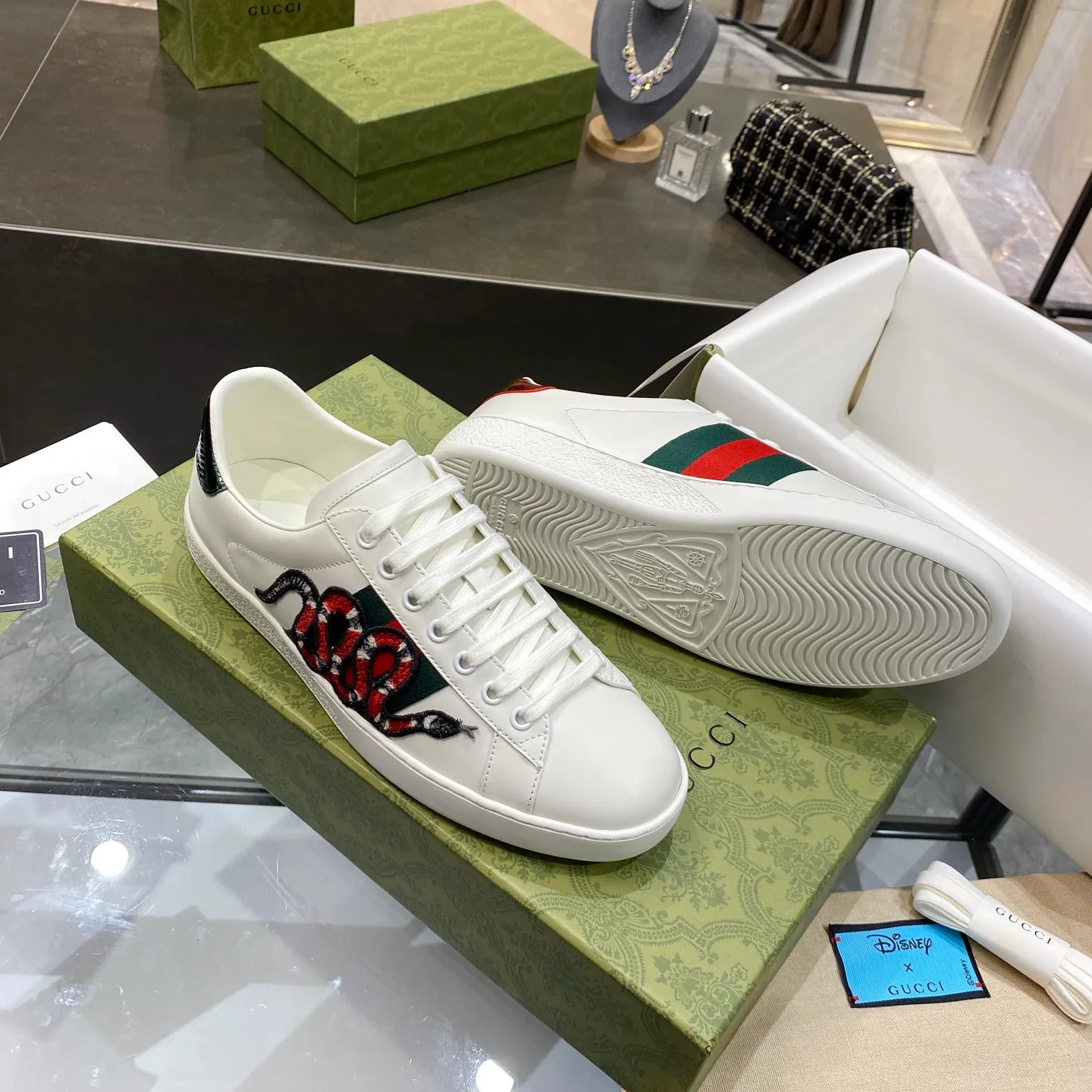 👟👟Ex-factory price 440👟👟 Men's size +10 Gucci's GG white shoes, the same style as Ni Ni, have been popular in recent years; new colors are constantly updated; stars, Internet celebrities, live broadcasts, etc. will definitely plant grass and call them. Classic fashion style, 5D drawing printing; electric embroidery surface, etc... Original customized cowhide color, first layer of cowhide inside, original outsole... Shiny color drawing/electric embroidery surface embellished on the side of the shoe body, package production process‼ Size: Female 35-40# Male 39-46#